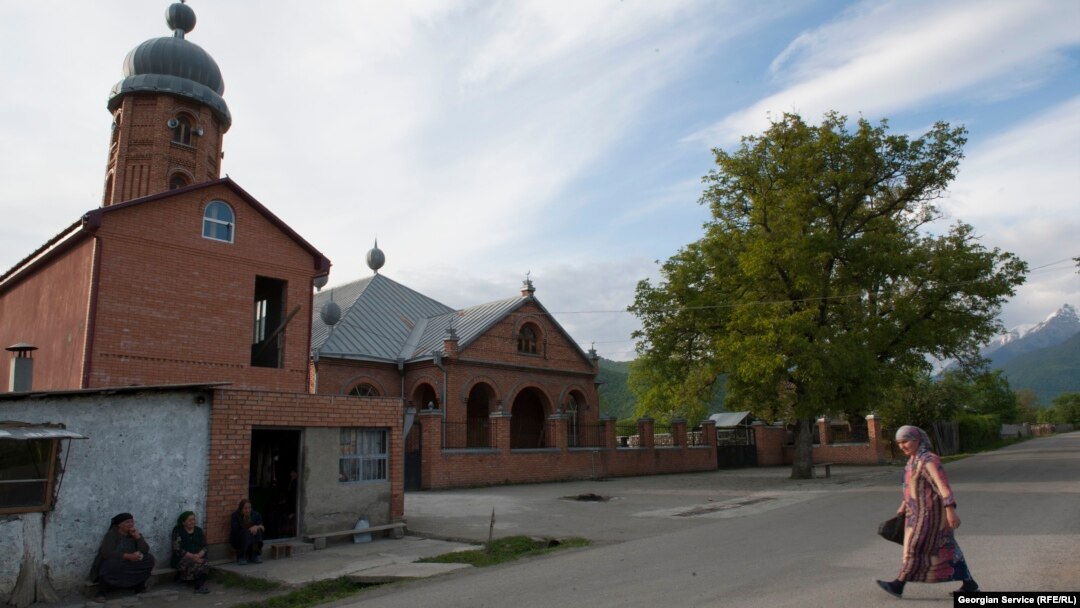 «Нужно наконец перестать закрывать глаза на проблемы грузинских мусульман», – заявил сегодня на специальной пресс-конференции муфтий Грузии Беглар Камашидзе, обращаясь к властям страны и грузинскому обществу