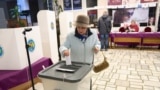 Toate secțiile de votare din țară și-au început activitatea la ora 07:00. Alegătorii moldoveni și-au exprimat votul pentru unul dintre finaliștii alegerilor prezidențiale din 3 noiembrie.