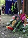 Унаслідок російської атаки на Київ у ніч проти 31 липня загинула 31 людина, з них 5 – діти. Кияни приносять на місце трагедії квіти та іграшки. 1 серпня у Києві оголосили Днем жалоби<br><br>
