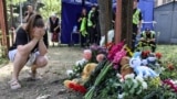 Унаслідок російської атаки на Київ у ніч проти 31 липня загинула 31 людина, з них 5 – діти. Кияни приносять на місце трагедії квіти та іграшки. 1 серпня у Києві оголосили Днем жалоби<br><br>
