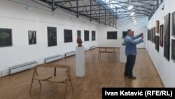 Izložbu „Galerija entuzijazma“ čini više od 300 slika, skulptura, grafika i crteža najpoznatijih bosanskohercegovačkih umjetnika