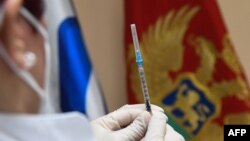 Sredinom februara, kao donacija Srbije, stigao je prvi kontingent od 2.000 doza ruske vakcine Sputnik V protiv virusa korona (Foto: Doza vakcine Sputnik V, Podgorica, februar 2021)
