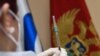 Zdravstveni radnik drži dozu ruske vakcine Sputnjik protiv COVID-19, u Podgorici 23. februara 2021. 