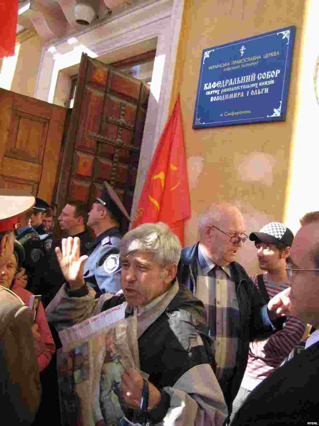 Лидер Крымского конгресса украинских националистов Василий Овчарук на секунду выглянул из дверей и тут же подался обратно. Журналисты даже не успели его сфотографировать. После этого толпа уплотнилась и стала скандировать: «Выходи, бить не будем!».