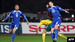 Arxiv fotosu. Bosniya futbolçuları Litva komandası ilə oyunda. 