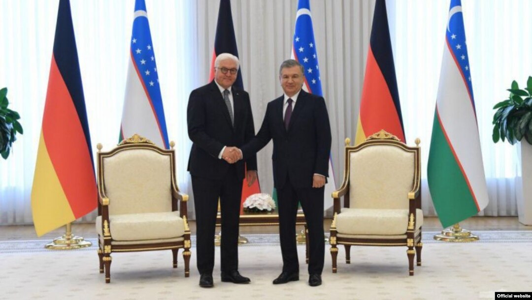 German President Frank-Walter Steinmeier (left) and Uzbek President Shavkat Mirziyoev meet in Tashkent on May 28.