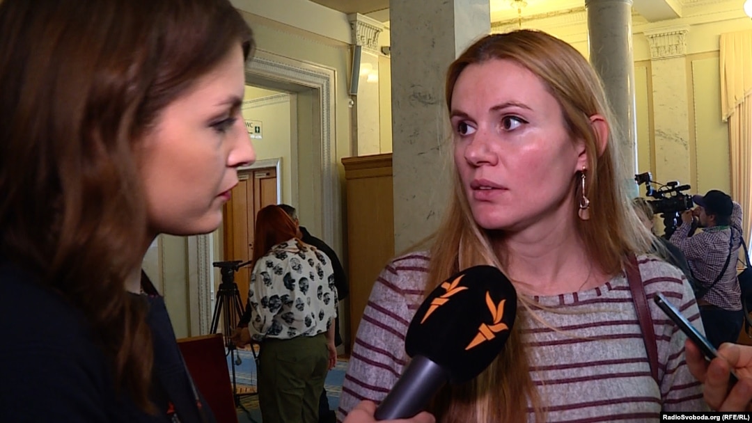 Депутатка Анна Скороход (праворуч) заявляє про політичне переслідування з боку «Слуги народу», лідер фракції Давид Арахамія це заперечує