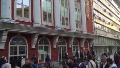 Запалени испечатени фотографии на Иванов