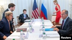 Ջոն Քերրին և Սերգեյ Լավրովը բանակցային սեղանի մոտ, Ժնև, 26-ը օգոստոսի, 2016թ․
