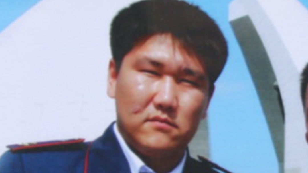 Аналардың жас жігіттерді сиқыған видеолары Бастық хатшының мысығын жалайды