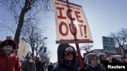 Учасники протесту проти Митної та прикордонної охорони (ICE) поблизу місця вбивства Алекса Претті, Міннеаполіс, 24 січня 2026 року