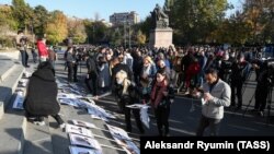 Учасники мітингу опозиції з вимогою відставки прем'єр-міністра Нікола Пашиняна на площі Свободи у Єревані. Вірменія, листопад 2020 року