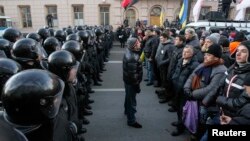 Супрацьстаяньне дэманстрантаў і міліцыі ля будынку Вярхоўнай Рады