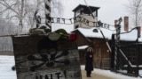 Un trandafir pe semnul de la intrarea în fostul lagăr al morţii Auschwitz-Birkenau, din Oswiecim, Polonia.