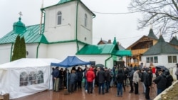 Slujbe paralele au avut loc duminică, 15 februarie, la biserica din Dereneu: una în incinta lăcașului, oficiată de preotul Mitropoliei Moldovei, și cealaltă în fosta trapeză, oficiată de preotul de la Mitropolia Basarabiei.