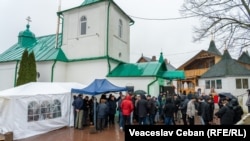 Slujbe paralele au avut loc duminică, 15 februarie, la biserica din Dereneu: una în incinta lăcașului, oficiată de preotul Mitropoliei Moldovei, și cealaltă în fosta trapeză, oficiată de preotul de la Mitropolia Basarabiei.