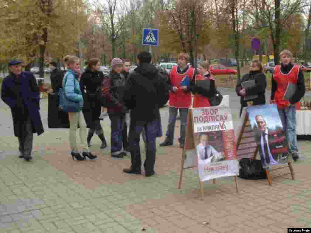 Збор подпісаў за вылучэньне У.Някляева ў Віцебску. Здымкі з сайту кампаніі “Гавары праўду” 