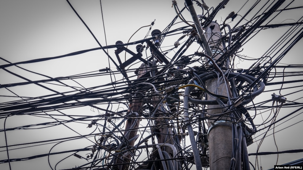 Kabllo e tela të bërë lëmsh si në këtë fotografi në njërën prej rrugëve të kryeqytetit, ke mundur të shohësh në të gjitha lagjet e kryeqytetit, por vitet e fundit, kompanitë përgjegjëse kanë hequr shtyllat dhe kabllot ajrore, duke kaluar në rrjet nëntokësor, kryesish në pjesët qëndrore të qytetit.