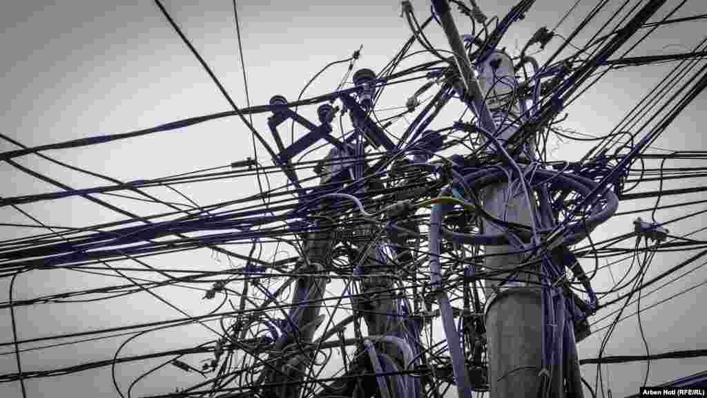 Kabllo e tela të bërë lëmsh si në këtë fotografi në njërën prej rrugëve të kryeqytetit, ke mundur të shohësh në të gjitha lagjet e kryeqytetit, por vitet e fundit, kompanitë përgjegjëse kanë hequr shtyllat dhe kabllot ajrore, duke kaluar në rrjet nëntokësor, kryesish në pjesët qëndrore të qytetit.