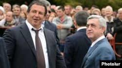 Лидер партии «Процветающая Армения» Гагик Царукян (слева) и президент Армении, глава правящей Республиканской партии Серж Саргсян (архив)