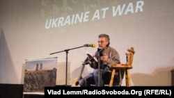 Журналіст Сергій Лойко на презентації книжки «Аеропорт» у Дніпрі, жовтень 2015 року