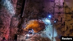 Իսրայելցի փրկարարներն աշխատում են իրանական հրթիռային հարվածի վայրում, Երուսաղեմ, մարտի 1, 2026թ.