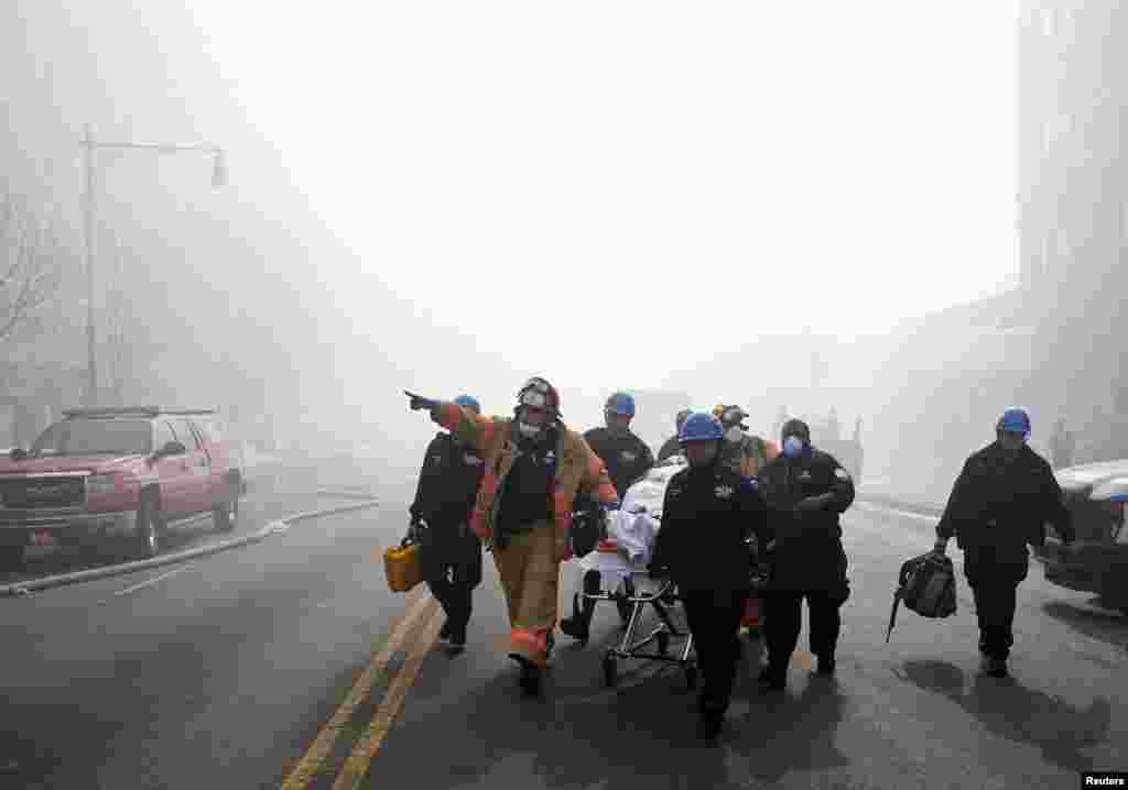 A victim is evacuated by emergency personnel near a deadly gas blast in the Harlem section of New York City. (Reuters/Mike Segar)