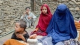 افغانستان - مادر و کودکان زیان دیده در زلزلۀ مرگبار در شرق کشور