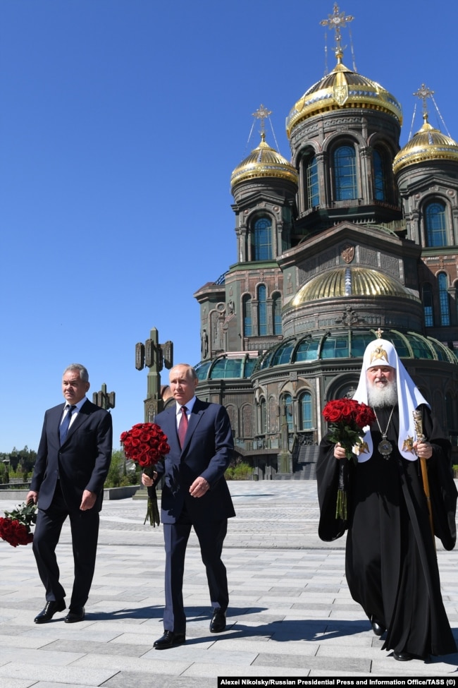 Ексміністр оборони РФ Сергій Шойгу, російський керманич Володимир Путін та Московський патріарх Кирило біля храму на території військово-патріотичного парку культури та відпочинку збройних сил РФ «Патріот»