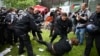 ماموران پلیس تعدادی از معترضان را به زور از محوطه دانشگاه آزاد برلین خارج کردند