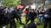 Oficerët e Policisë gjermane duke tentuar ta largojnë një protestues propalestinez nga kampusi i Universitetit të Berlinit "Freie", Gjermani, 7 maj 2024.