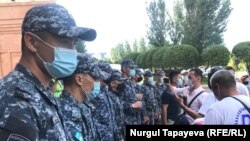 Акордо имаратынын алдына чогулган активисттер. Нур-Султан шаары, 4-август 2020-жыл