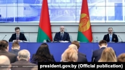 Аляксандар Лукашэнка і Віктар Лукашэнка на Алімпійскім сходзе. 26 лютага.