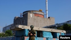 Ռուս զինվորը կանգնած է Զապորոժիեի ատոմակայանի մուտքի մոտ, 15-ը հունիսի, 2023 թ.