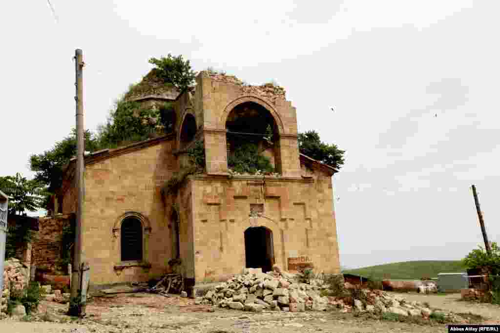 Şamaxının Mədrəsə qəsəbəsi. XIX əsrə aid bu kilsə günü-gündən dağılmaqdadır.Nəzarətsiz qalan bu tarixi abidənin içində hal hazırda kənd camaatı mal-qara saxlayır.