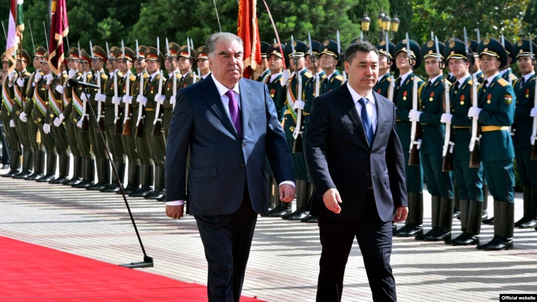 Tajik President Emomali Rahmon (left) meets his Kyrgyz counterpart Sadyr Japarov in Dushanbe on June 29.