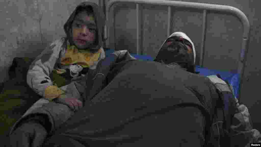 Irak - Ranjeni dječak i njegov otac u bolnici nakon bombaškog napada u kojem je poginulo 10 osoba, Bagdad, 24.01.2012. Foto: Reuters / Kareem Raheem   