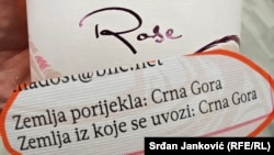 Etiketa e njërës prej verërave të kompanisë Pllantazhe, vendi i origjinës i së cilës është Mali i Zi.