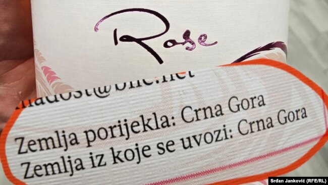 Etiketa e njërës prej verërave të kompanisë Pllantazhe, vendi i origjinës i së cilës është Mali i Zi.