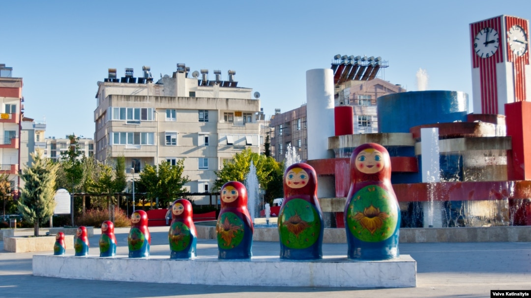 "Kremlin kitsch" -- a lot of businesses in the tourist resort of Antalya on the Turkish Riviera go to considerable lengths to make Russians feel at home. 