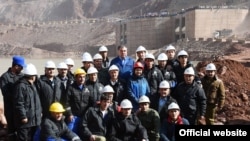 Эмомали Рахмон со строителями Рогунской ГЭС. Архивное фото