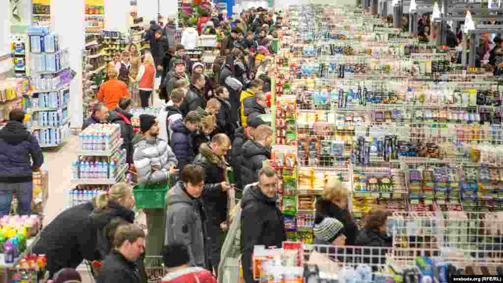 Belarus - New Year Eve's shopping in Minsk, 31Dec2015