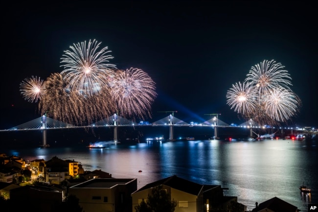 Pamje nga ceremonia e hapjes së Urës së Peleshacit.