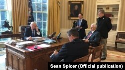 Prezident Donald Trump Rusiya prezidenti Vladimir Putinlə telefon söhbəti edir