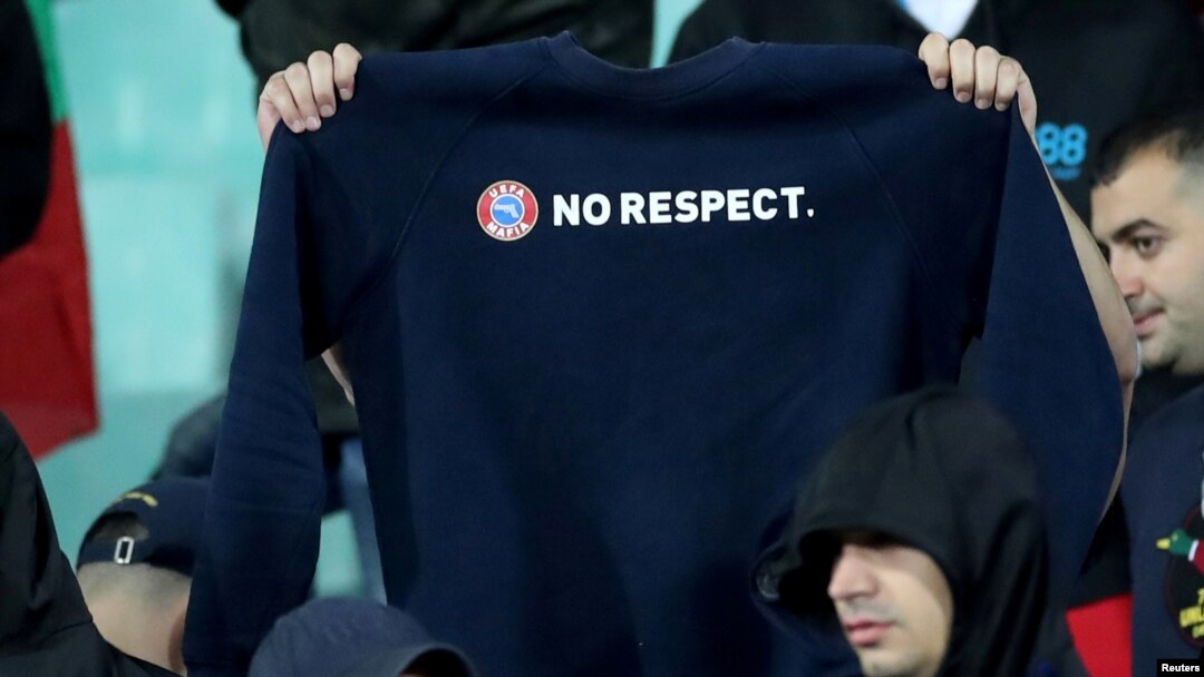 "No Respect" ("Без уважение). Надписът препраща към мотото Respect, с което УЕФА означава своята кампания срещу расизма.