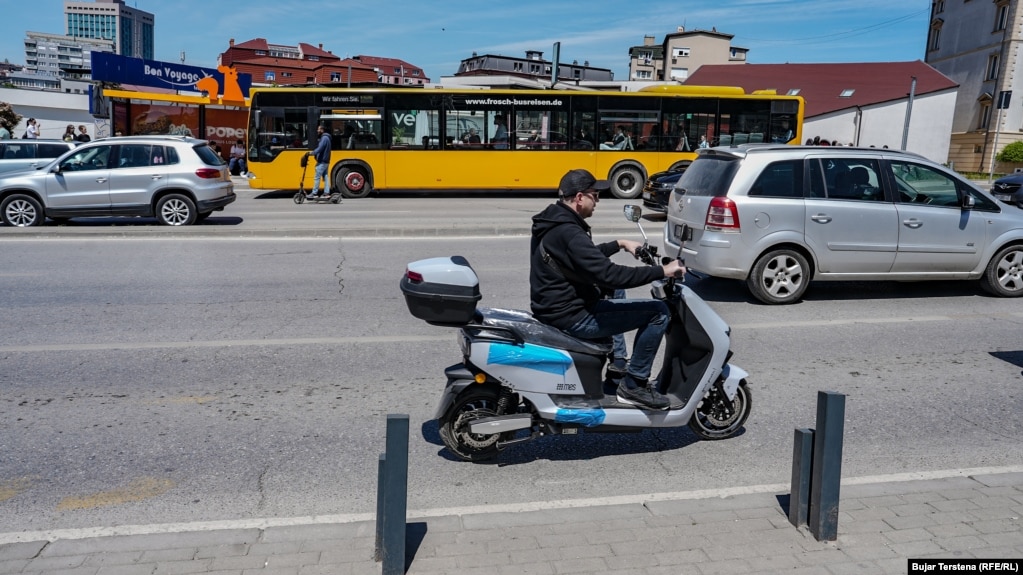 Një qytetar duke përdorur një motor elektrik si mjet transporti. 