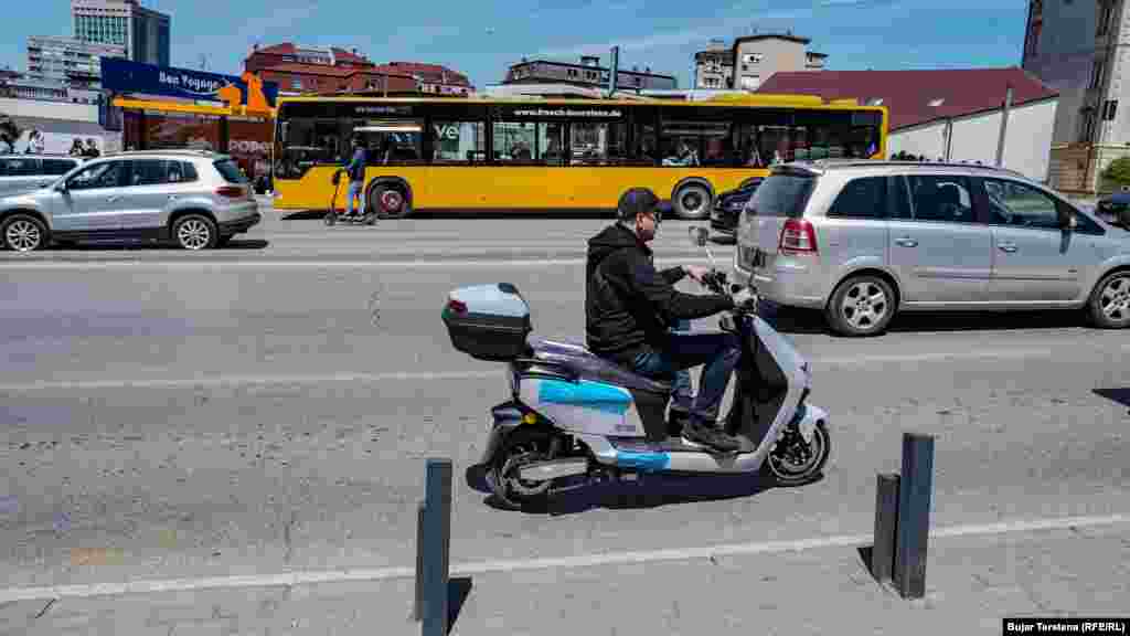Një qytetar duke përdorur një motor elektrik si mjet transporti. 