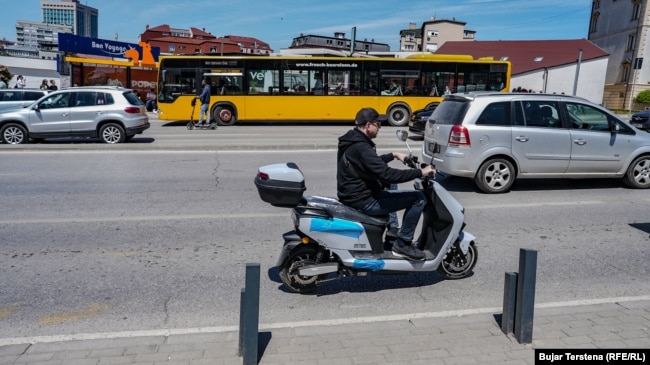 Një qytetar duke përdorur një motor elektrik si mjet transporti.