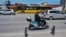 Një qytetar duke përdorur një motor elektrik si mjet transporti. 