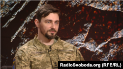 Саме через нестачу особового складу новоприбулих військових насамперед залучають до заміни тих, хто найдовше перебуває на позиціях, каже командир.